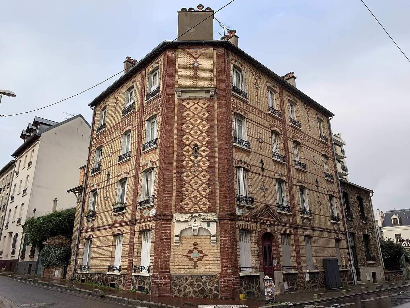 Immeuble en brique décorée, 24 rue Michelet à Montreuil