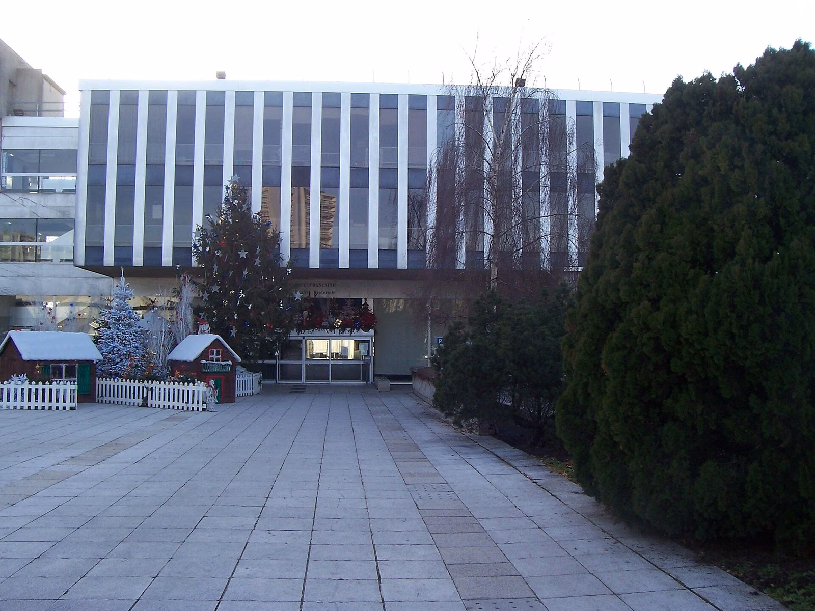 Mairie de Fontenay-sous-Bois et son parvis.