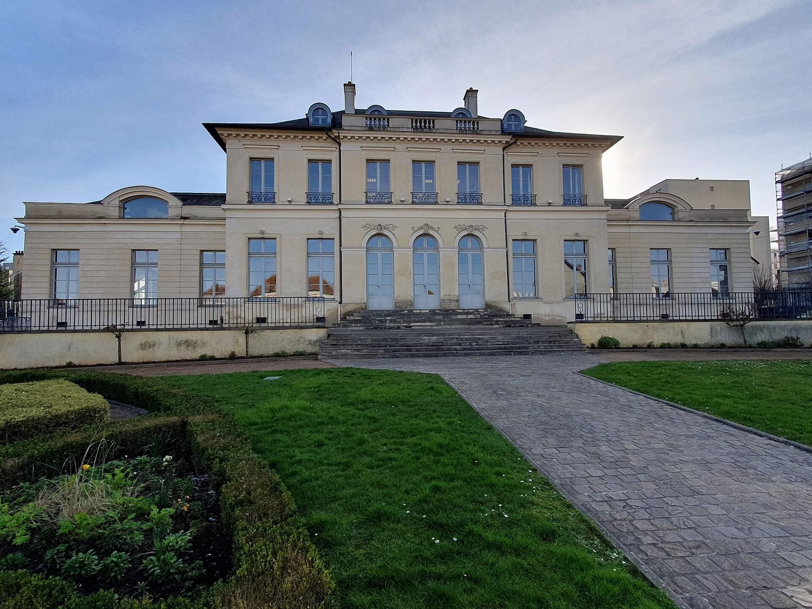 Château seigneurial de Villemomble (XVIIIe siècle) et son jardin.